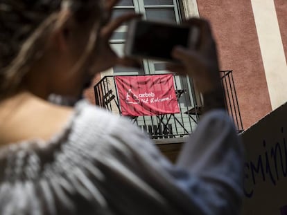 Una pancarta contra Airbnb en Barcelona.