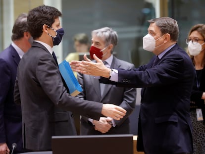 El ministro de Agricultura, Luis Planas (d), saluda a su homólogo francés, Julien Denormandie, este lunes en Bruselas.