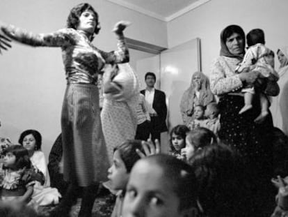'Velo al viento' (1997), de Cristina García Rodero (izquierda), e imagen de la serie 'Golestan Wedding in the suburbs of Tehran' (1978) de la iraní Hengameh Golestan.