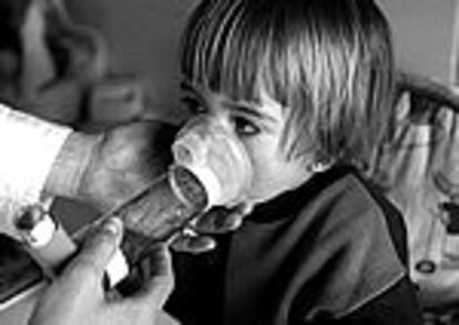 Una niña aquejada de asma toma la medicación.