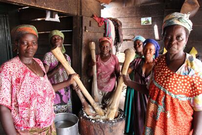 Las mujeres trabajan de manera juntas en los campamentos de 'brujas' de Ghana.