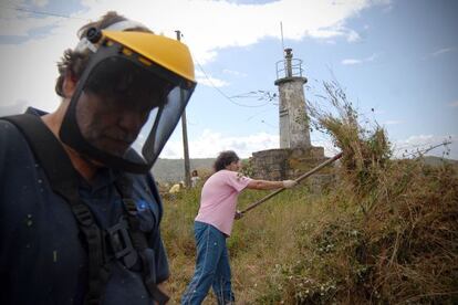 Vecinos de la Bater&iacute;a de San Cristobo, en Ferrol, limpian la maleza de la zona. 