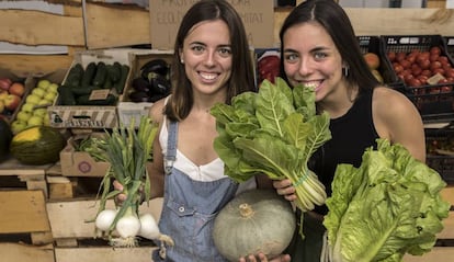 L'Aina i la Laura, dues vegetarianes a la seva botiga ‘Sense plàstic’, a Vilassar de Mar.