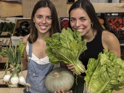 L'Aina i la Laura, dues vegetarianes a la seva botiga ‘Sense plàstic’, a Vilassar de Mar.