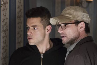 Rami Malek y Christian Slater, en la segunda temporada de &#039;Mr. Robot&#039;.