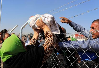 Iraquíes se reencuentran con sus familiares en un campo de refugiados, al este de Mosul (Irak). 