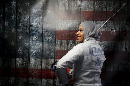 Ibtihaj Muhammad una de las componentes del equipo femenino de esgrima. 