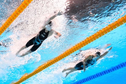 Katie Ledeckyy Summer McIntosh durante un momento de la final de 800m del MUndial.