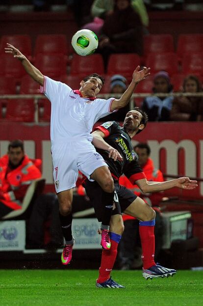 Navas intenta atarpar el balón junto a Juanfran.