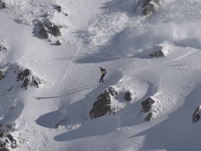 Alfons Garc&iacute;a desciende sobre su tabla de &#039;snowboard&#039; en el Valle de Ar&aacute;n.