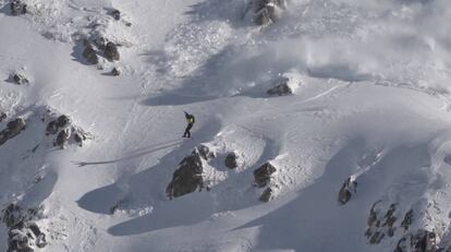 Alfons García desciende sobre su tabla de 'snowboard' en el Valle de Arán.