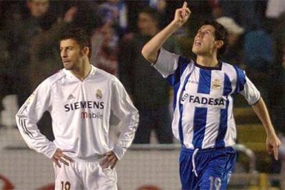 Luque festeja su gol al Madrid del pasado sábado en Riazor mientras Samuel se lamenta.