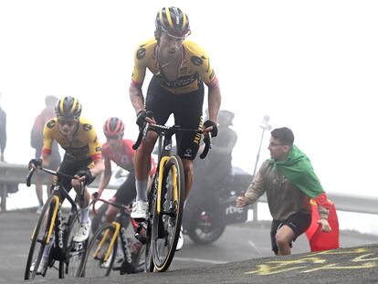 Primoz Roglic ataca en el Angliru ante Vingegaard y Kuss durante la última Vuelta.