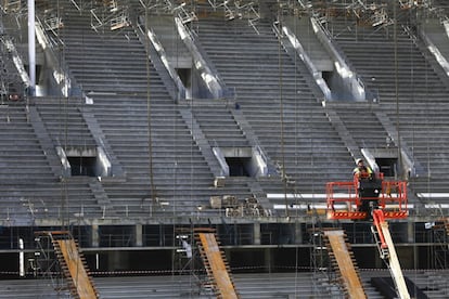 La disposición del graderío propiciará que los aficionados de las diferentes zonas estén, incluso, más encima del terreno de juego que en el Calderón. Esto, junto a la espectacular cubierta, contribuirá a intensificar el ambiente que se trasladará al césped desde la grada.