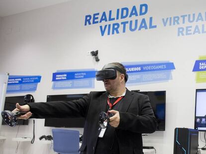 Un usuario prueba un dispositivo de realidad virtual durante el Fórum 5G celebrado en Málaga.