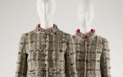 A la izquierda, traje de chaqueta original de Coco Chanel; a la derecha, copia licenciada en Estados Unidos, un a&ntilde;o despu&eacute;s. 