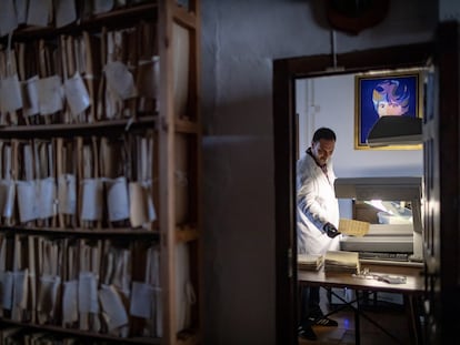 Un técnico de la Consejería de Cultura de Andalucía digitaliza un documento del archivo.