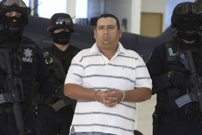La policía mexicana exhibe ayer a José Antonio Medina Arreguín (centro), señalado como el mayor traficante de heroína a EE UU.