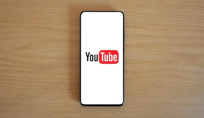 Pantalla de un smartphone con el logo de YouTube