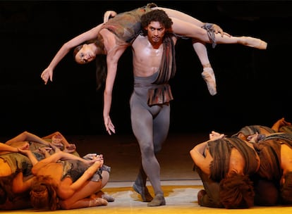 Los bailarines del Bolshoi Ivan Vasiliev y Nina Kaptsova, durante el ensayo del <i>Espartaco</i> que se representa en el Teatro Real.