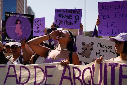 Una mujer grita arengas durante la marcha, este viernes en Ciudad de México.