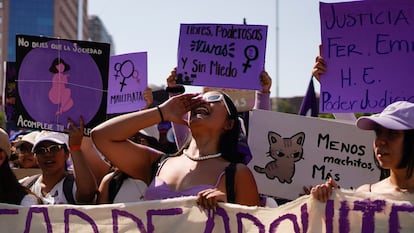 Una mujer grita arengas durante la marcha, este viernes en Ciudad de México.