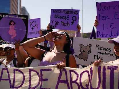 Una mujer grita arengas durante la marcha, este viernes en Ciudad de México.