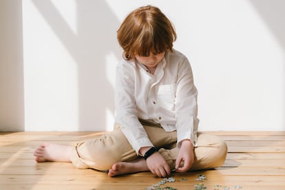 Un niño juega en casa.