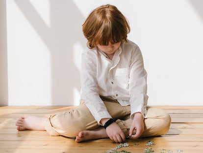 Un niño juega en casa.