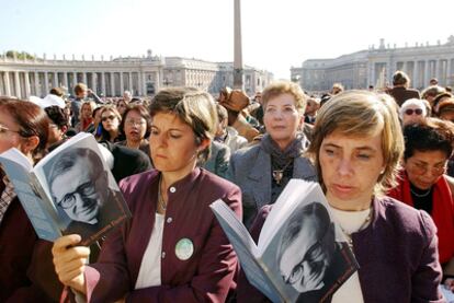 Unas peregrinas en San Pedro del Vaticano, en octubre de 2002, tras la canonización de Josemaría Escrivá de Balaguer.