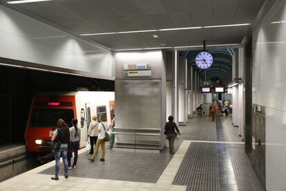 Aspecte de l’espaiosa i agradable andana de l’estació de Gràcia dels Ferrocarrils de la Generalitat.