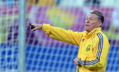 Blokhin gesticula en un entrenamiento.