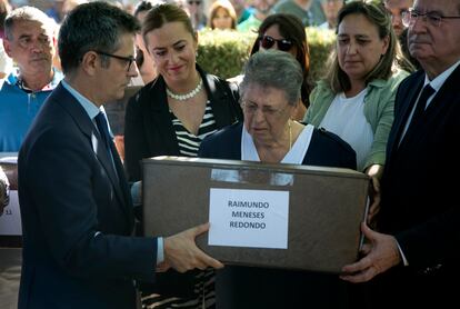 El ministro en funciones de la Presidencia, Relaciones con las Cortes y Memoria Democrática, Félix Bolaños, entrega una caja con restos en un acto solemne de entrega de restos de las víctimas de la Guerra Civil y el Franquismo, este domingo.