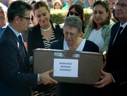 El ministro en funciones de la Presidencia, Relaciones con las Cortes y Memoria Democrática, Félix Bolaños, entrega una caja con restos en un acto solemne de entrega de restos de las víctimas de la Guerra Civil y el Franquismo, este domingo.