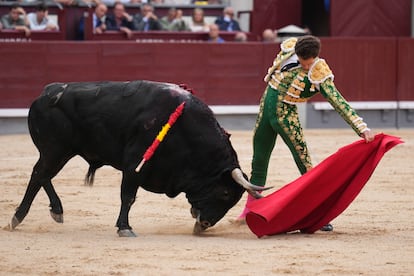 Ginés Marín torea al natural a su primer toro.