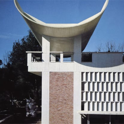 Aires místicos en un detalle del patio de la Fundación Marguerite et Aimé Maeght (1958-1971), en Saint Paul de Vence (Francia).