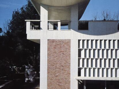 Aires místicos en un detalle del patio de la Fundación Marguerite et Aimé Maeght (1958-1971), en Saint Paul de Vence (Francia).