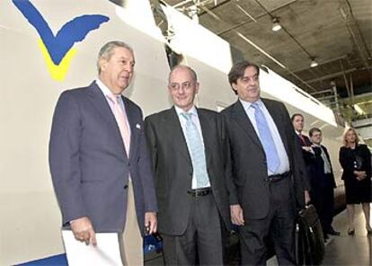 El presidente de Renfe, junto al secretario de Estado de Infraestructuras y al presidente del GIF, la gestora de la línea.