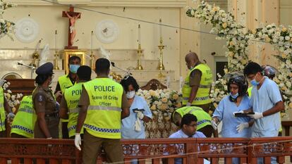 Agentes de policía y funcionarios forenses inspeccionan el interior de la Iglesia de San Sebastián en Negombo, este lunes.