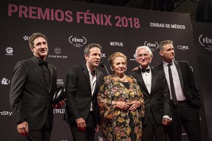 La familia Salmerón que forman el equipo de actores, director y director de fotografía de la película ‘Muchos hijos, un mono y un castillo’ ofrecen unas palabras después de recibir el premio en la categoría Largometraje Documental.