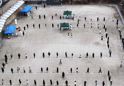 Estudiantes hacen cola para hacerse una prueba PCR en una escuela secundaria de Sejong (Corea del Sur). La Agencia para el Control y la Prevención de Enfermedades de Corea del Sur ha detectado este jueves, por primera vez en ocho meses, casi 600 nuevos positivos de coronavirus, mientras las autoridades surcoreanas tratan de frenar la velocidad de contagios de la tercera ola que registra el país.