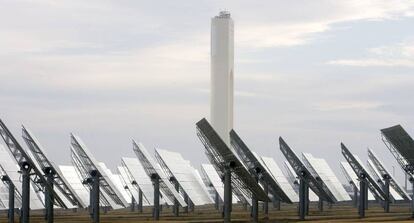 Vista de la planta solar de Abengoa en Sanlúcar La Mayor (Sevilla).
