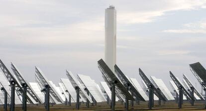 Vista de la planta solar de Abengoa en Sanl&uacute;car La Mayor (Sevilla).