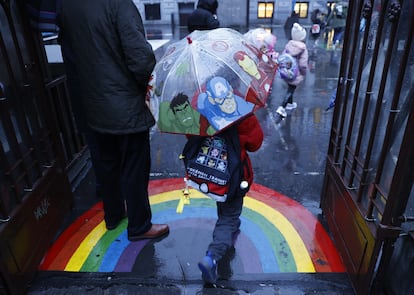 Un alumno entra en un colegio en Bilbao, el pasado enero, tras las vacaciones navideñas.