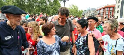 Jone Artola conversa con la líder 'abertzale' Jone Goirizelaia bajo la mirada de Tasio Erkizia.