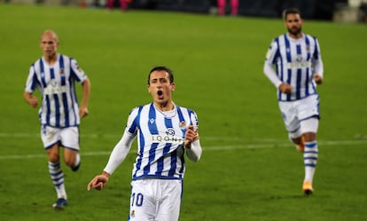 Oyarzabal celebra el primero de sus goles, conseguido de penalti.