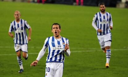 Oyarzabal celebra el primero de sus goles, conseguido de penalti.