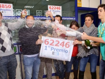 La administración número 3 de Manises celebra el primer premio.