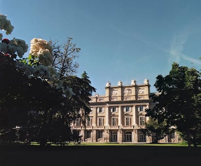 Fachada y jardines del palacio de Liria, en el centro de Madrid.