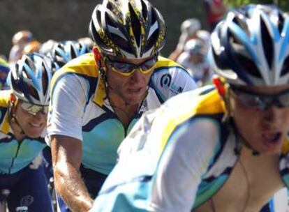 Lance Armstrong escoltado por su equipo en la etapa de ayer.